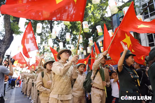 Ngắm không gian phố cổ ngày Toàn quốc kháng chiến ở phố bích hoạ Phùng Hưng