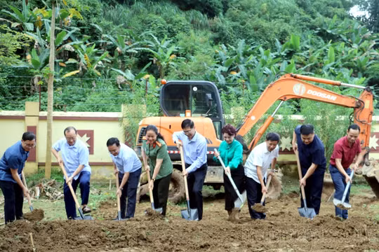 Khởi công xây dựng nhà ở cho học sinh nội trú Trường THCS Chiềng Đông