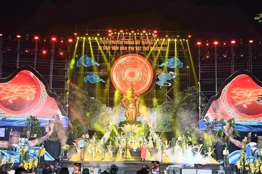 Rực rỡ đêm khai mạc Lễ hội truyền thống Nữ tướng Lê Chân năm 2024