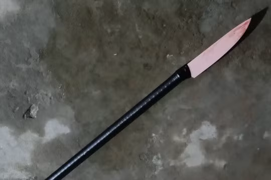 Nghịch tử dùng dao tự chế đâm cha ruột tử vong