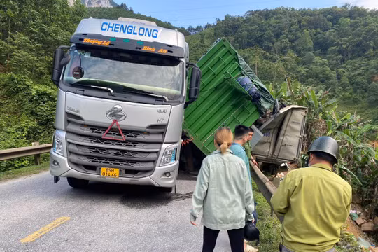 Va chạm với xe đầu kéo, nữ tài xế điều khiển xe tải tử vong