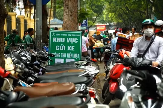 Hà Nội: Thu phí trông giữ xe không dùng tiền mặt sẽ xóa được nạn “chặt chém”