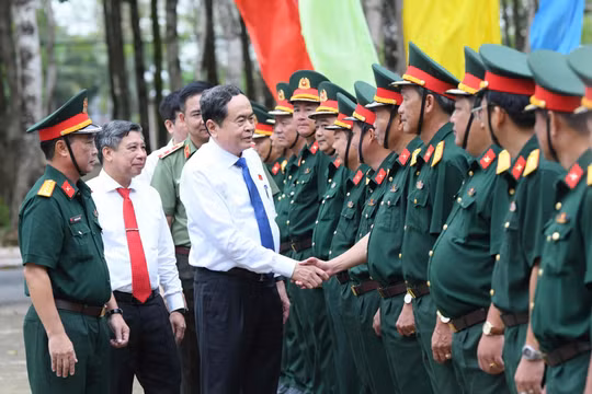 Chủ tịch Quốc hội đề nghị cán bộ, chiến sĩ Bộ Chỉ huy Quân sự tỉnh Hậu Giang tiếp tục nêu cao truyền thống Bộ đội Cụ Hồ