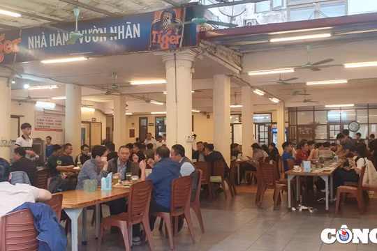 Dân văn phòng khai xuân: Quán nhậu quá tải, đội mưa vài km để ăn trưa