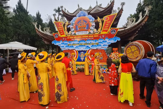 Khai hội chùa Hương trong mưa xuân