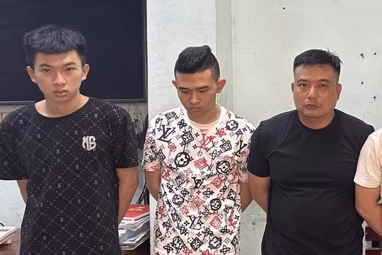 Khởi tố nhóm người chửi bới, ngăn cảnh sát xử lý vi phạm nồng độ cồn
