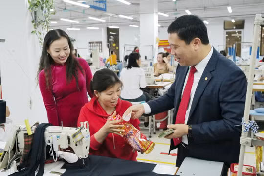 Lì xì đầu năm: Người lao động mong một năm kinh tế đủ đầy