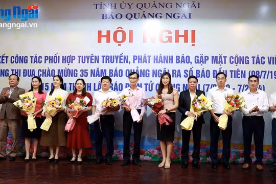 Báo Quảng Ngãi tiếp nhận kinh phí hỗ trợ xây dựng 13 nhà đại đoàn kết