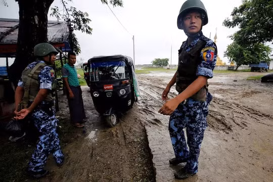 Bangladesh siết chặt biên giới khi hàng nghìn người Rohingya tiếp tục chạy sang từ Myanmar