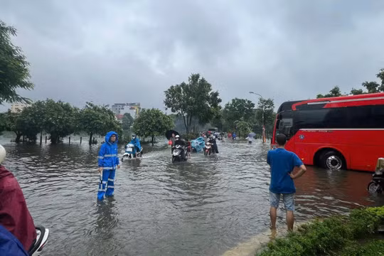 Hà Nội: Bảo đảm an toàn cho người và phương tiện di chuyển qua các điểm úng ngập