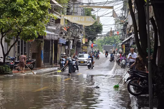 Nước sông Hồng bắt đầu rút nhẹ tại nhiều khu dân cư ven sông