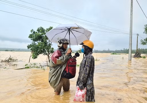 Tác nghiệp trong bão lũ: Không chỉ là trách nhiệm mà còn là sự sẻ chia