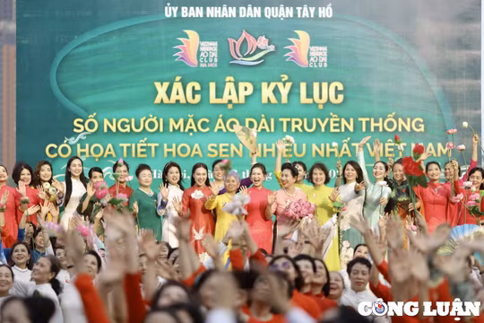 1.000 phụ nữ mặc áo dài họa tiết sen xác lập kỷ lục mới