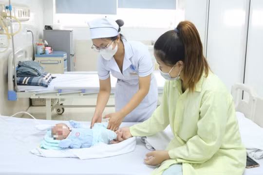 Bé sơ sinh bị ngạt sữa may mắn gặp cô điều dưỡng trên đường đi về nhà