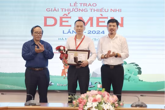 Nhà văn Lý Lan được vinh danh là Hiệp sĩ Dế mèn