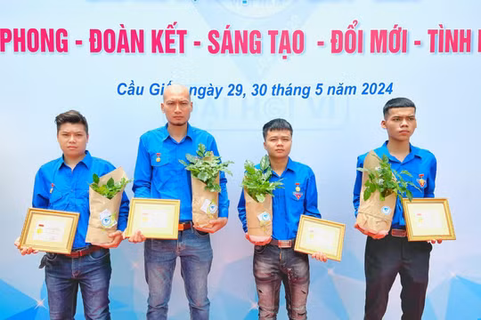 Trao tặng Huy hiệu Tuổi trẻ dũng cảm cho 4 "người hùng" đập tường cứu người