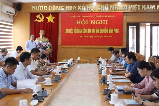 Hội viên Hội Nhà báo tỉnh Vĩnh Phúc tìm hiểu thực tế viết bài về xây dựng Đảng