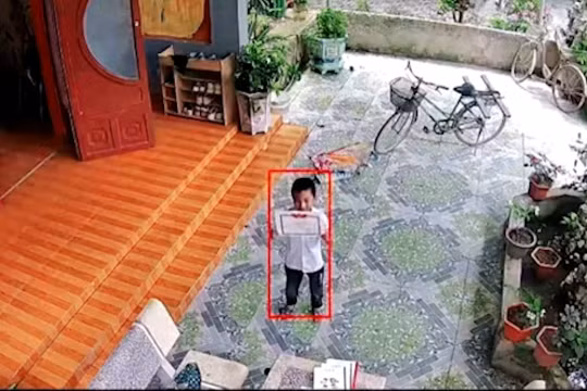 Đốn tim khoảnh khắc cậu bé khoe giấy khen với bố qua camera
