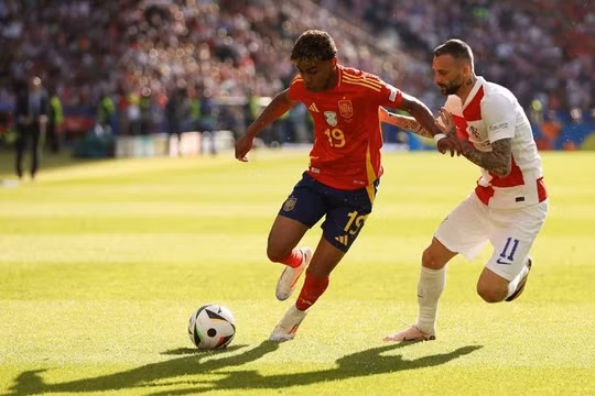 Thần đồng Barca đi vào lịch sử EURO