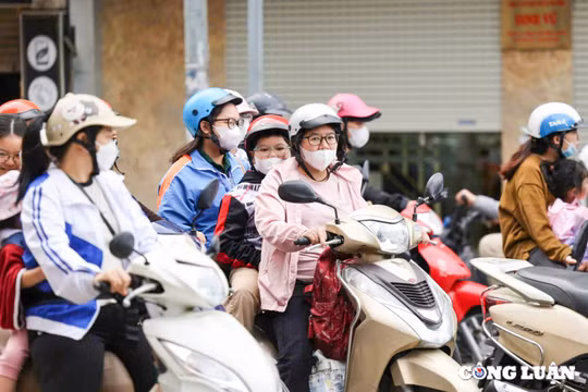Gió lạnh sáng sớm, người dân Hà Nội kín áo ấm khi ra đường