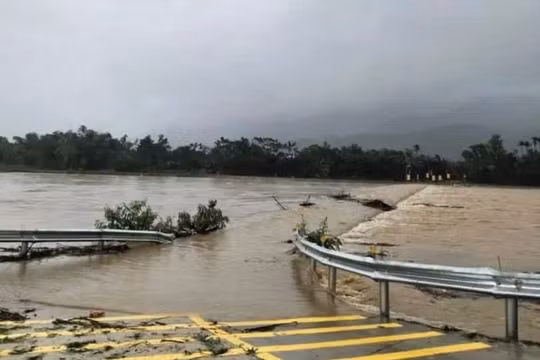Cầu tràn dẫn vào thôn chìm trong biển nước, hơn 300 hộ dân Quảng Nam bị cô lập