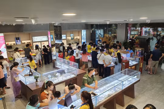TP HCM: Người dân mua vàng "cuồng nhiệt" hơn Hà Nội trong ngày vía Thần Tài