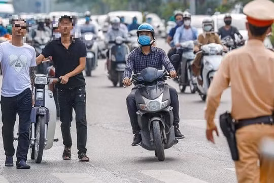 Lái xe sử dụng rượu bia, dắt xe máy qua chốt kiểm tra nồng độ cồn có bị phạt?