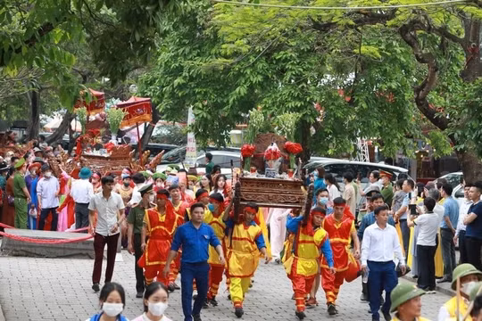 Nét văn hóa đặc sắc lễ hội truyền thống động Hoa Lư