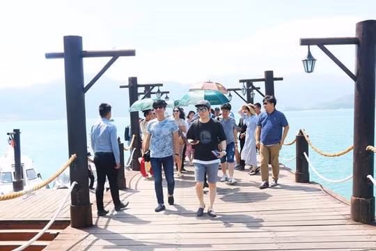 Khách quốc tế tấp nập đến Cam Ranh ngày cuối năm