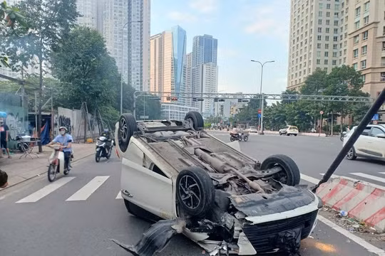 TP.HCM: Ô tô “phơi bụng" vì tông dải phân cách, 3 người thoát chết