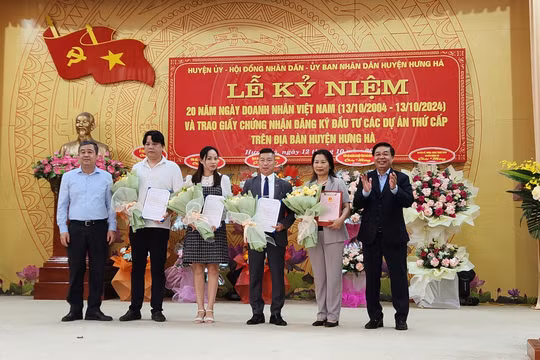 Hưng Hà (Thái Bình): Kỷ niệm 20 năm Ngày Doanh nhân Việt Nam và trao Giấy chứng nhận đăng ký đầu tư các dự án thứ cấp trên địa bàn
