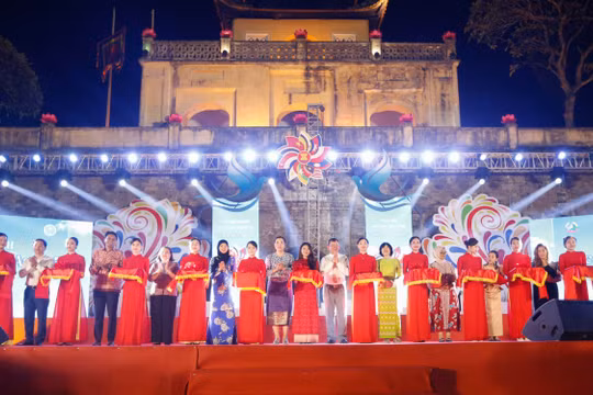Độc đáo không gian triển lãm 'Sắc màu văn hoá Asean' tại Hà Nội