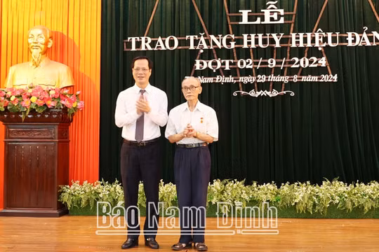 Nam Định: Hơn 2.200 đảng viên được tặng Huy hiệu Đảng nhân dịp Quốc khánh 2/9