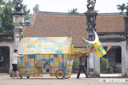 Độc đáo mô hình đèn Trung thu khổng lồ ở làng cổ Đường Lâm