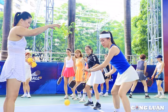 Pickleball: Tranh cãi xoay quanh trang phục thi đấu của chị em