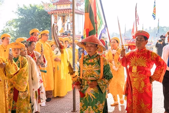 Hàng vạn người dự khai hội điện Huệ Nam