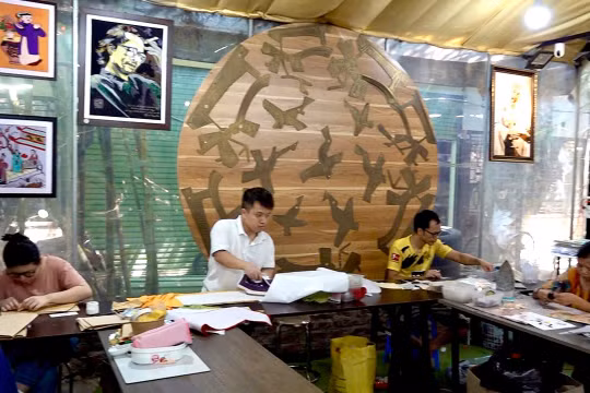 Nghệ thuật sáng tạo những bức tranh từ lụa vụn