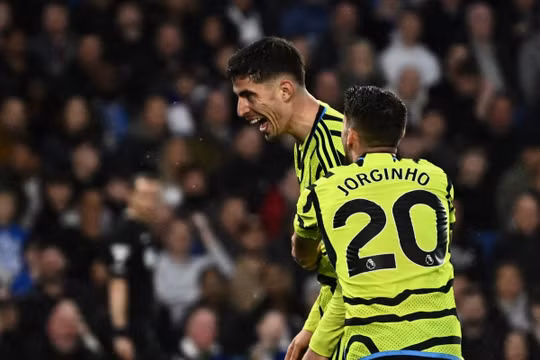 Thắng Brighton 3-0, Arsenal trở lại ngôi đầu Ngoại hạng Anh