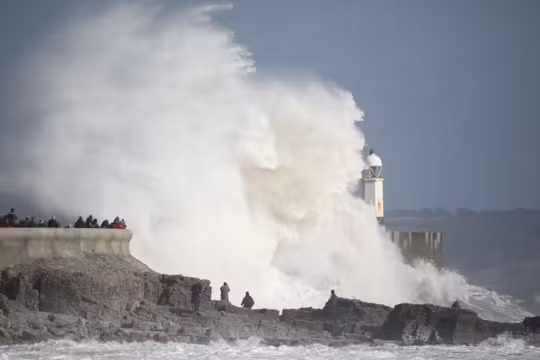 Bão lớn khiến nhiều chuyến bay bị hủy ở Vương quốc Anh, gây mất điện ở Ireland