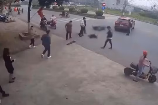 Xe máy đi tốc độ cao tông ô tô sang đường, tài xế nằm gục