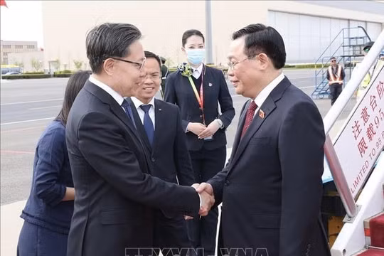 Chủ tịch Quốc hội Vương Đình Huệ đến Thủ đô Bắc Kinh, bắt đầu thăm chính thức nước Cộng hòa Nhân dân Trung Hoa