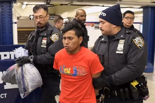 Người phụ nữ đang ngủ bị thiêu chết trên tàu điện ngầm New York