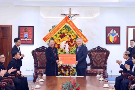 Phó Thủ tướng Thường trực Nguyễn Hòa Bình chúc mừng Giáng sinh tại một số tổ chức tôn giáo