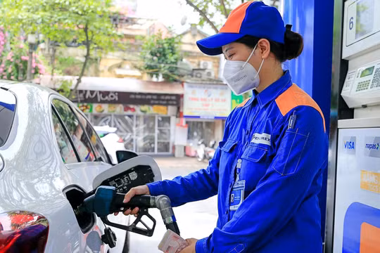 Giá xăng dầu trong nước đồng loạt giảm từ chiều nay