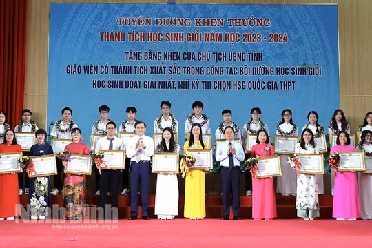Ninh Bình: Tuyên dương, khen thưởng học sinh giỏi và giáo viên tiêu biểu năm học 2023-2024