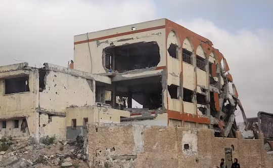 Trẻ em Gaza vẫn cố gắng học tập trong bom đạn và dù các ngôi trường đã bị phá hủy