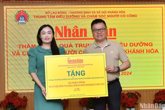 Đồng chí Lê Quốc Minh trao quà tại Trung tâm Điều dưỡng và Chăm sóc người có công tỉnh Khánh Hòa