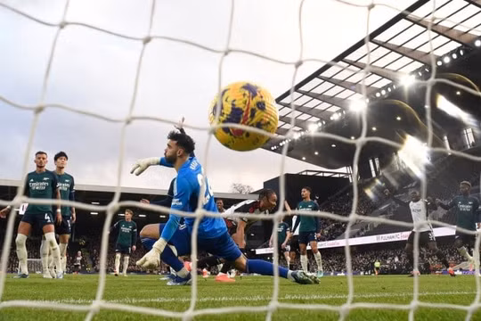 Thua Fulham, Arsenal hụt hơi trong cuộc đua vô địch Ngoại hạng Anh