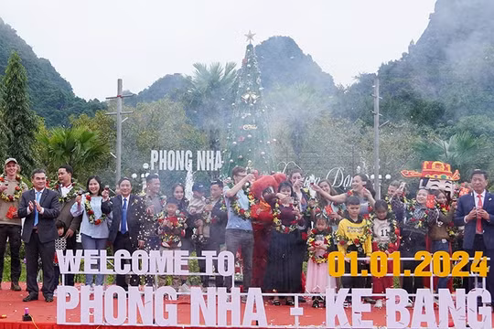 Quảng Bình: Đón đoàn khách du lịch “xông đất” ngày đầu năm mới