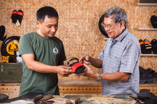 "Vua dép lốp" và khát vọng vươn ra thế giới